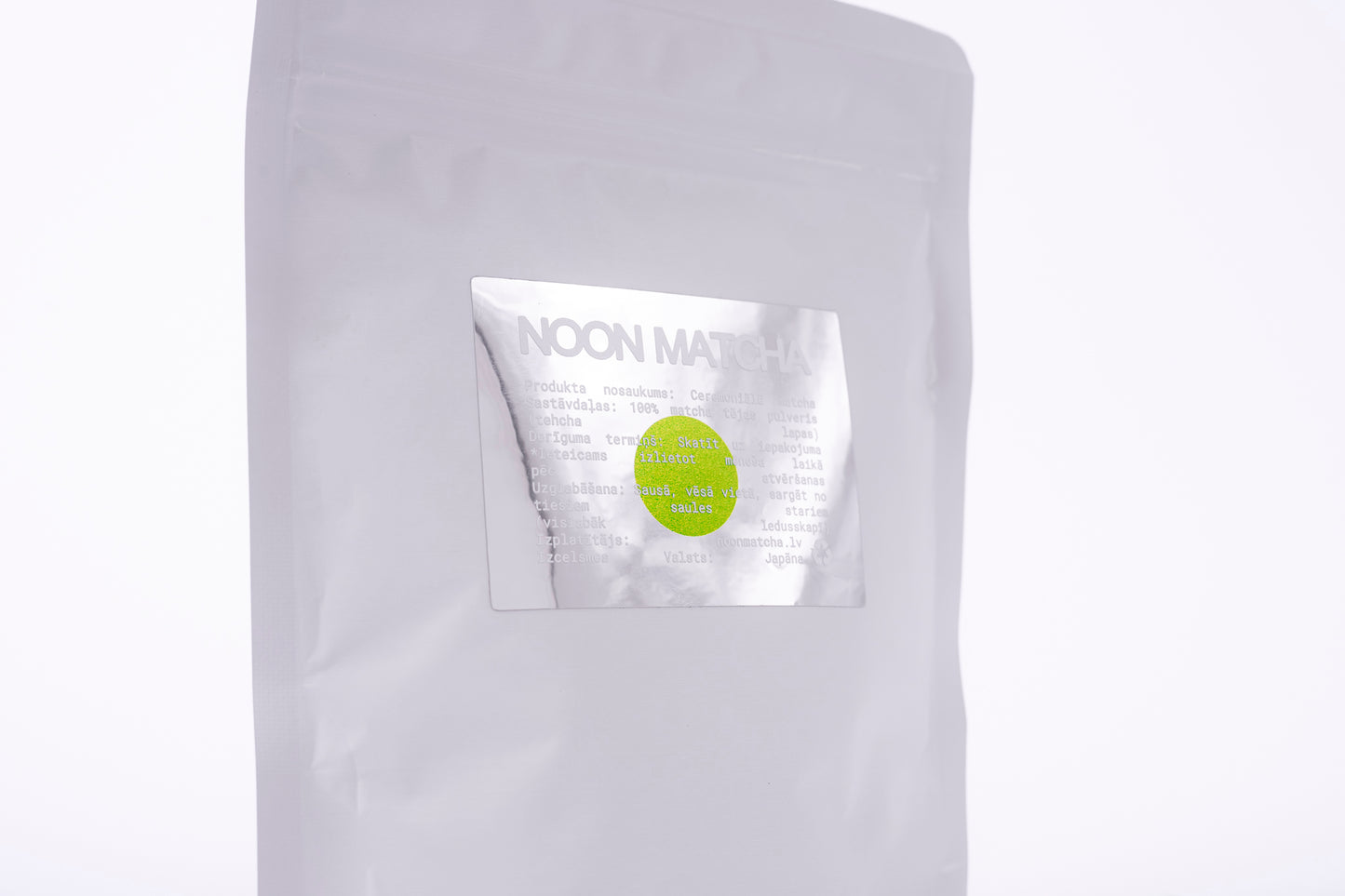 Ceremoniālā matcha zip-lock iepakojumā 100g no sāna ar aizmuguri uz balta fona