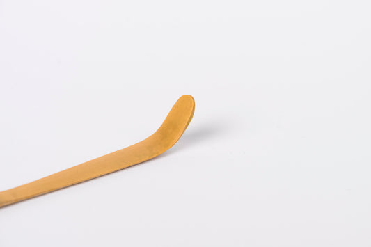 Gaiši brūnas bambusa matcha karotītes uz balta fona - sākums