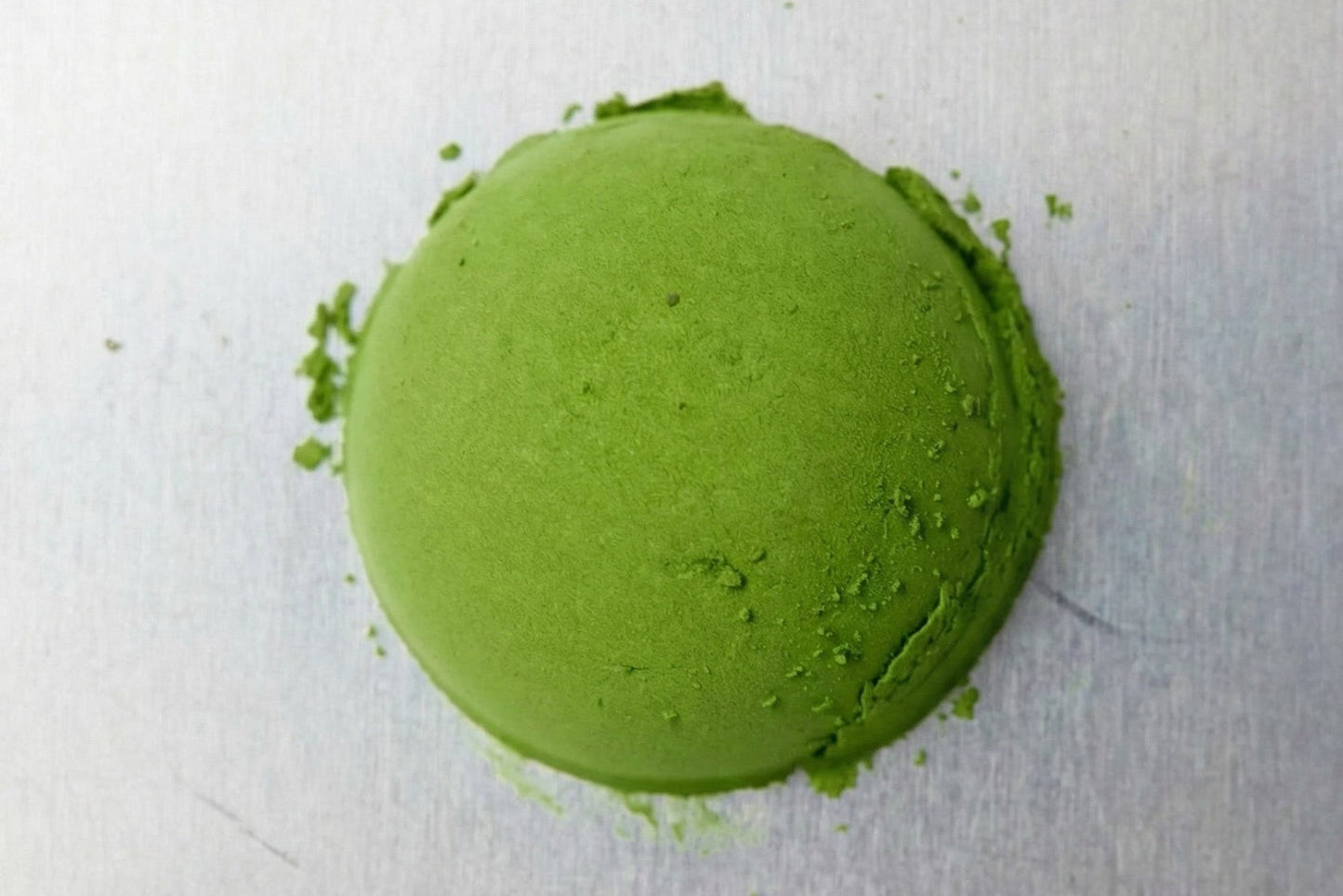 zaļa matcha bumba krāsas un tekstūras testam