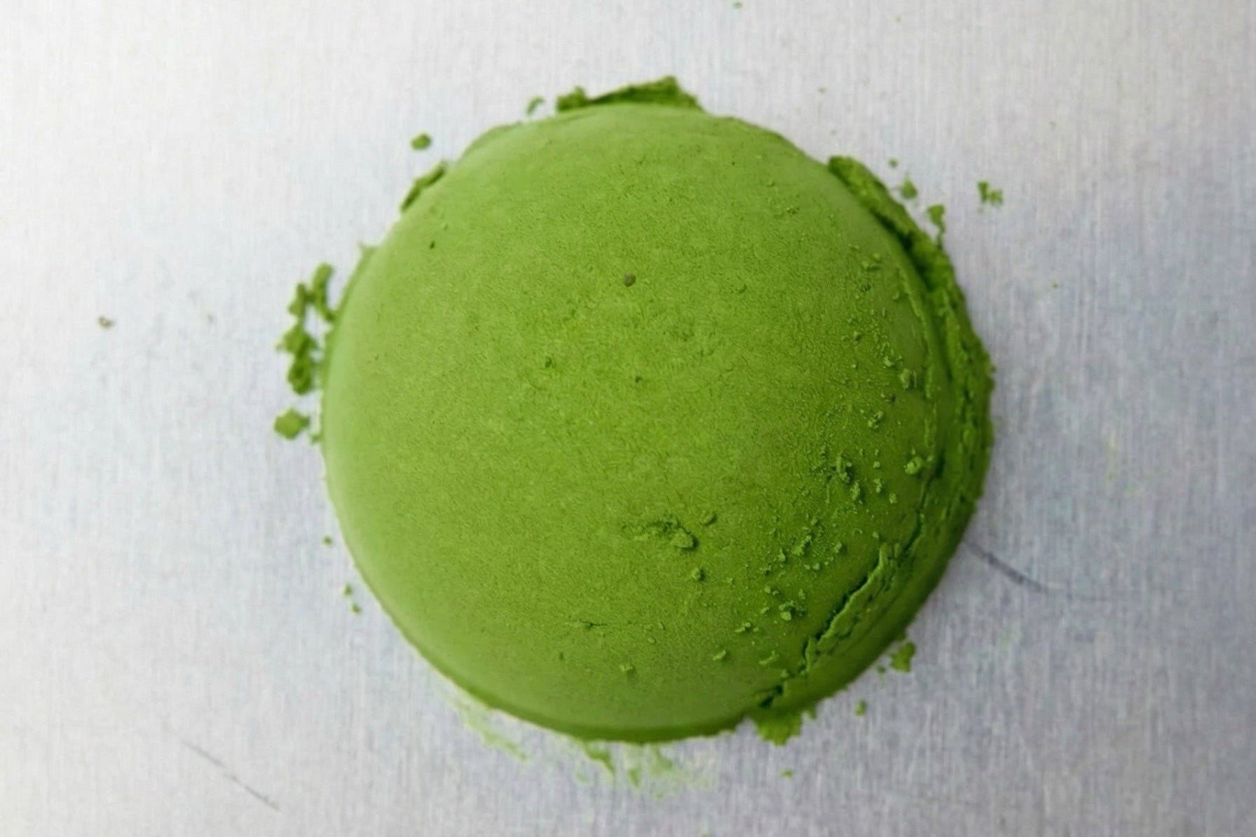 zaļa matcha bumba krāsas un tekstūras testam