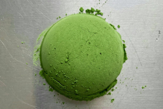 104 matcha paraugs uz metāla virsmas