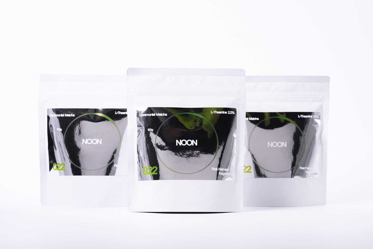 3 Ceremoniālā matcha zip-lock iepakojumi 100g no priekšas uz balta fona