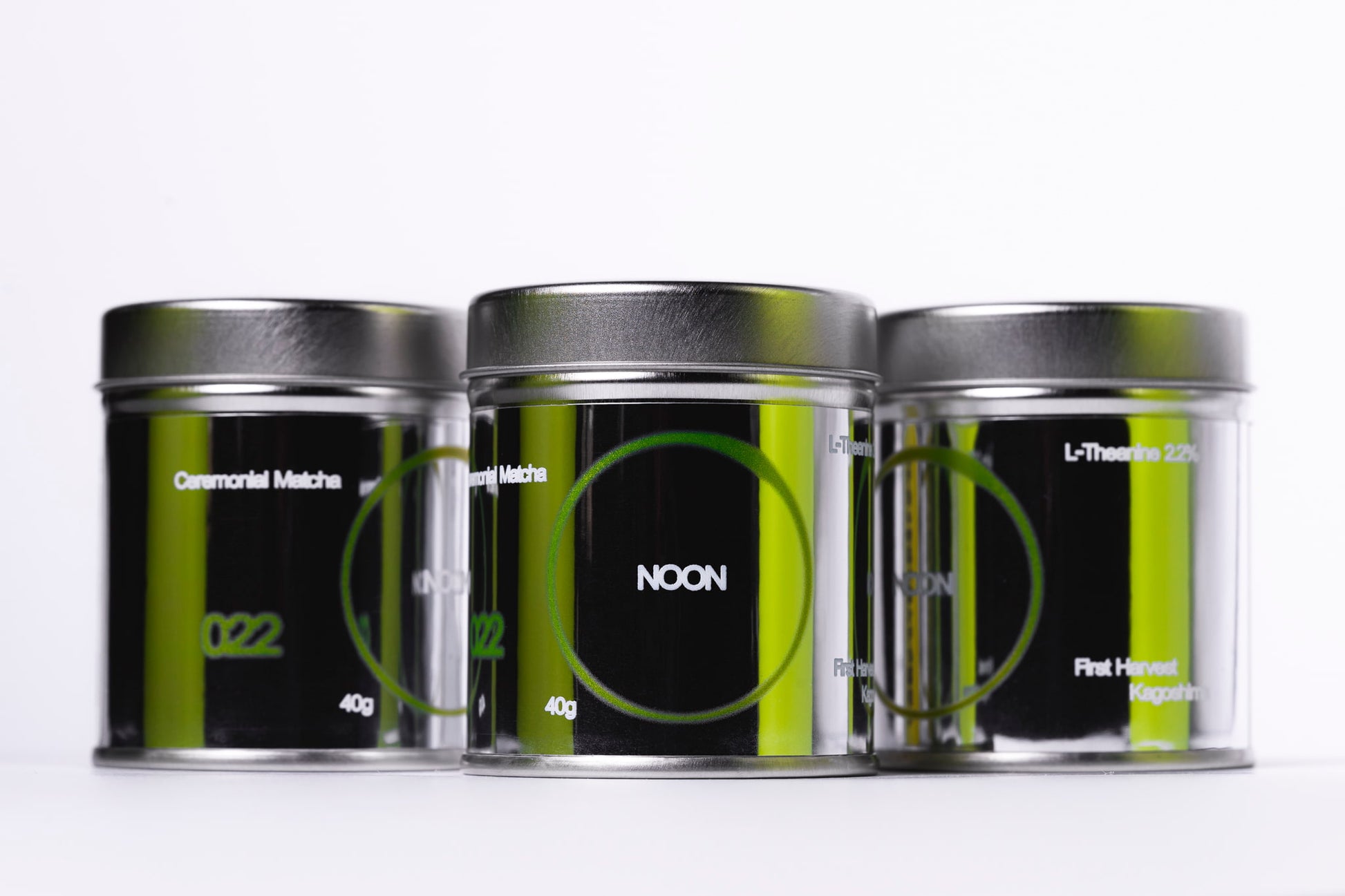 3 ceremoniālās matcha budžas 40g no priekšas uz balta fona