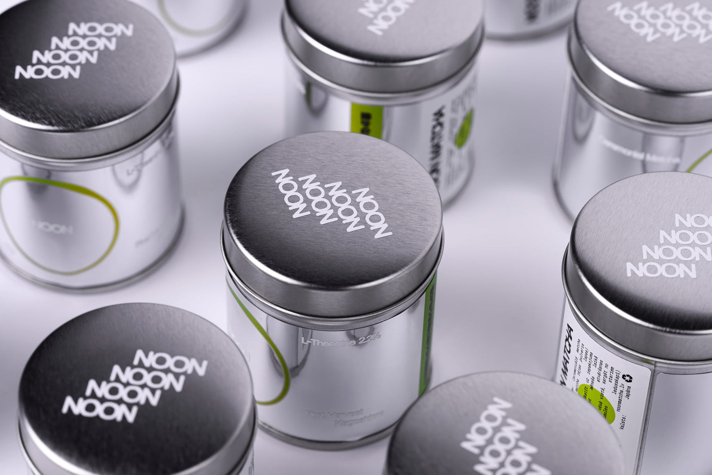 Ceremoniālā matcha 40g bundžas ar NOON logo uz balta fona