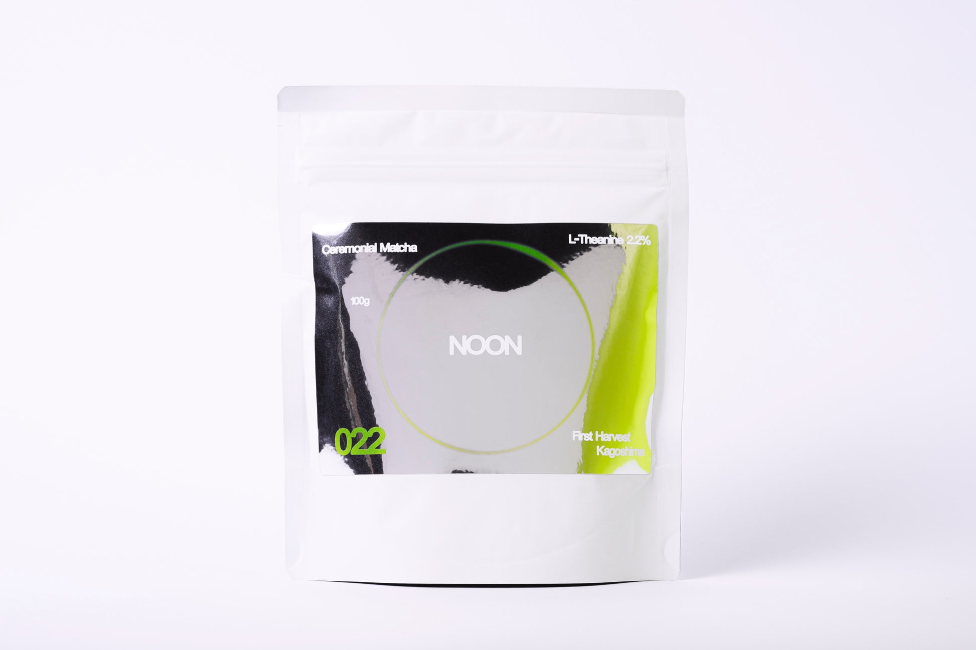 Ceremoniālā matcha zip-lock iepakojumā 100g no priekšas uz balta fona