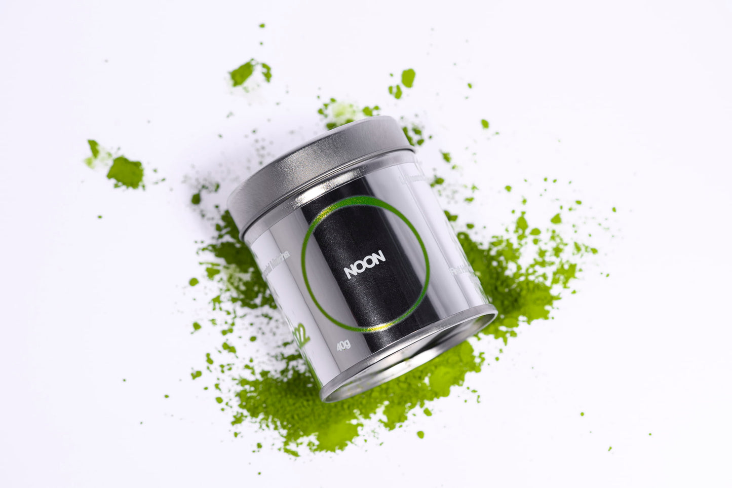 Ceremoniālā matcha budža 40g uz matcha pulvera guļus