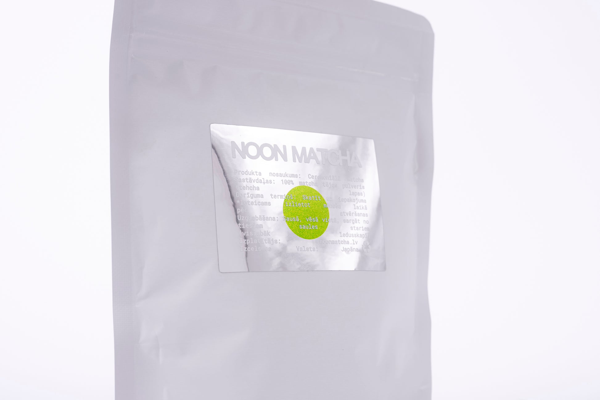 Ceremoniālā matcha zip-lock iepakojumā 100g no sāna ar aizmuguri uz balta fona