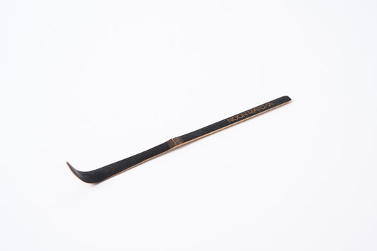 Tumši brūna bambusa matcha karotīte ar NOON logo uz balta fona pilnā izmērā