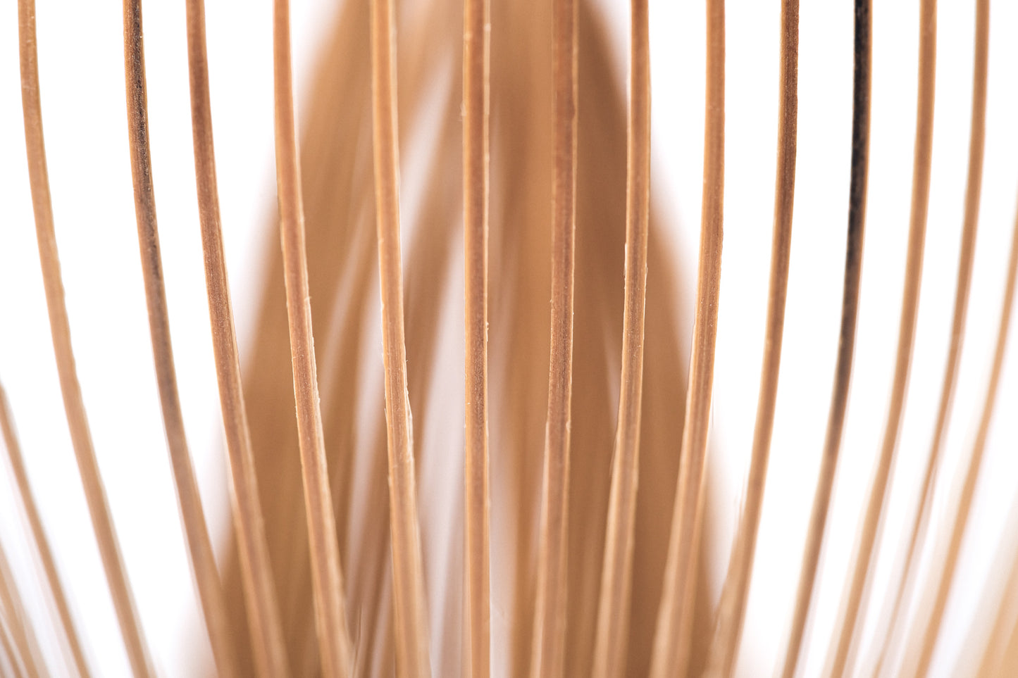 Tumši brūnas bambusa matcha slotiņas sari tuvuplānā.