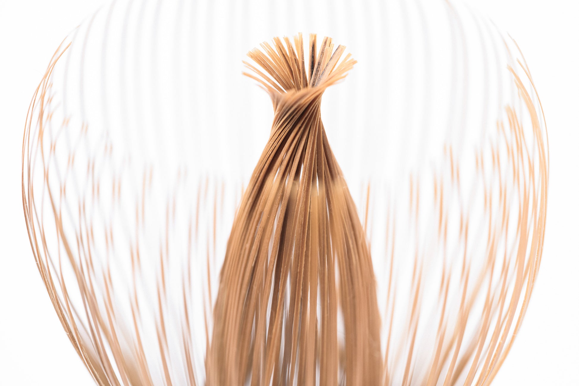 Tumši brūnas bambusa matcha slotiņas sari tuvuplānā pilnā izmērā.