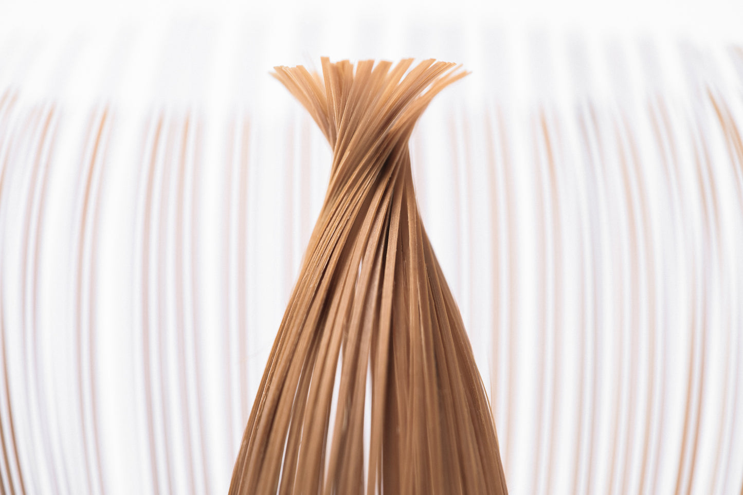 Tumši brūnas bambusa matcha slotiņas sari tuvuplānā.