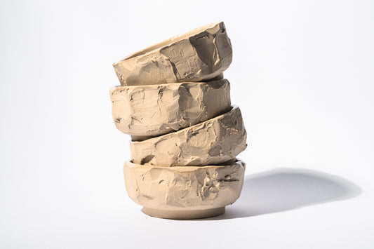 4 keramikas matcha bļodas neapstrādāta māla krāsā un formā viena uz otras - no priekšas