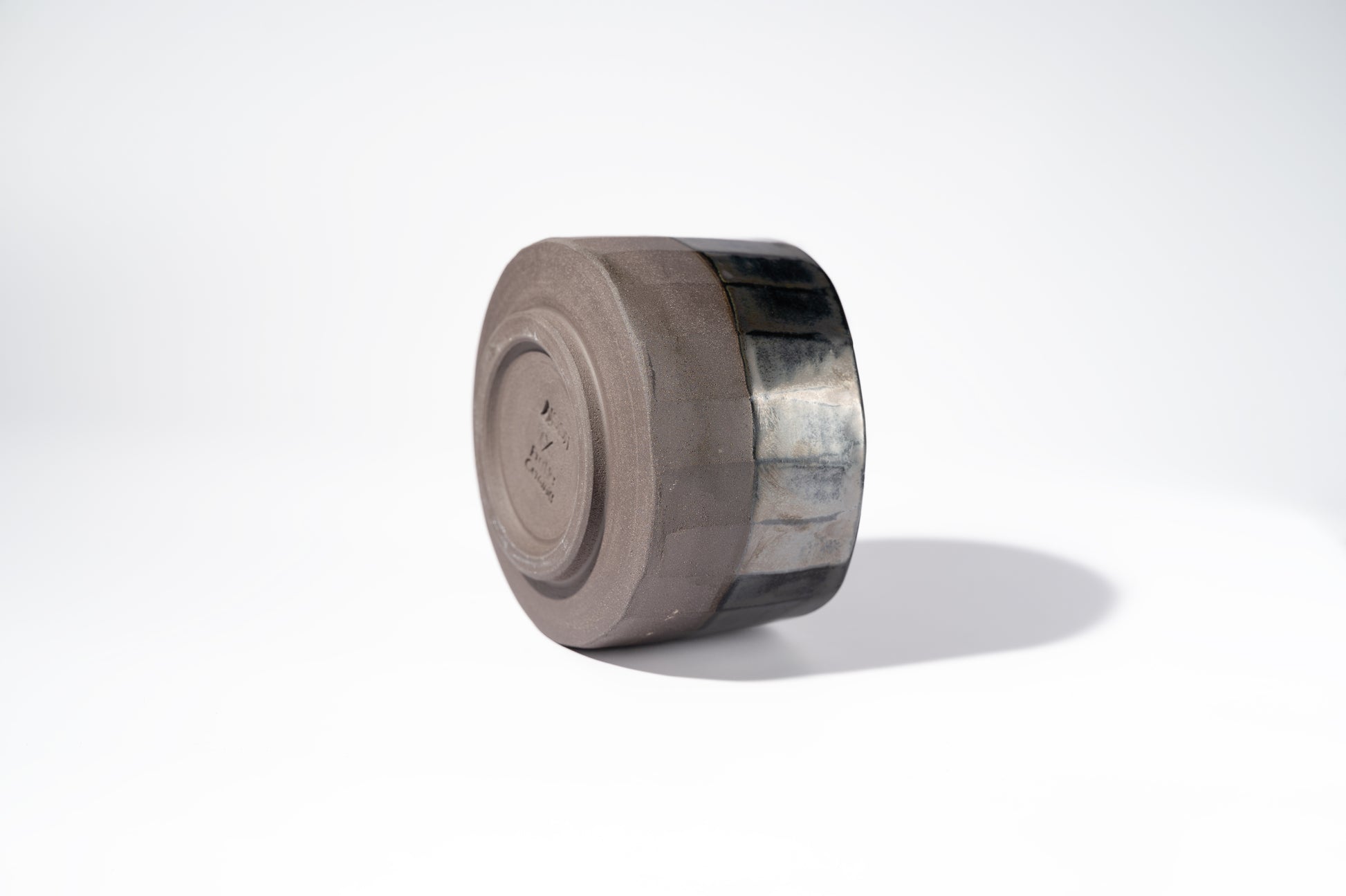 Chawan matcha trauks no tumšas keramikas ar metālisku glazējumu - no apakšpuses.