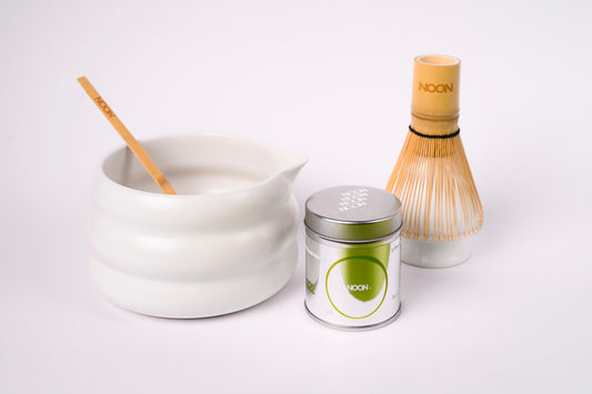 Matcha tējas komplekts ar piederumiem (bļoda, slotiņa, turētājs, karotīte) un ceremoniālā matcha 40g budžā uz balta fona