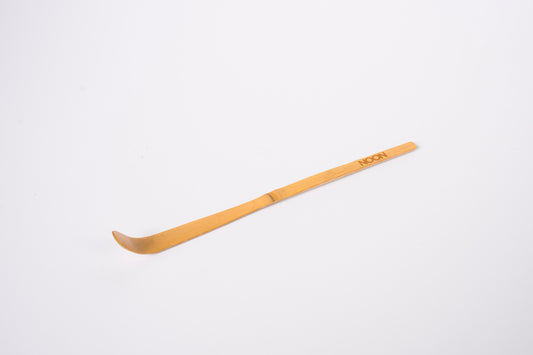 Gaiši brūna bambusa matcha karotīte ar NOON logo uz balta fona pilnā izmērā