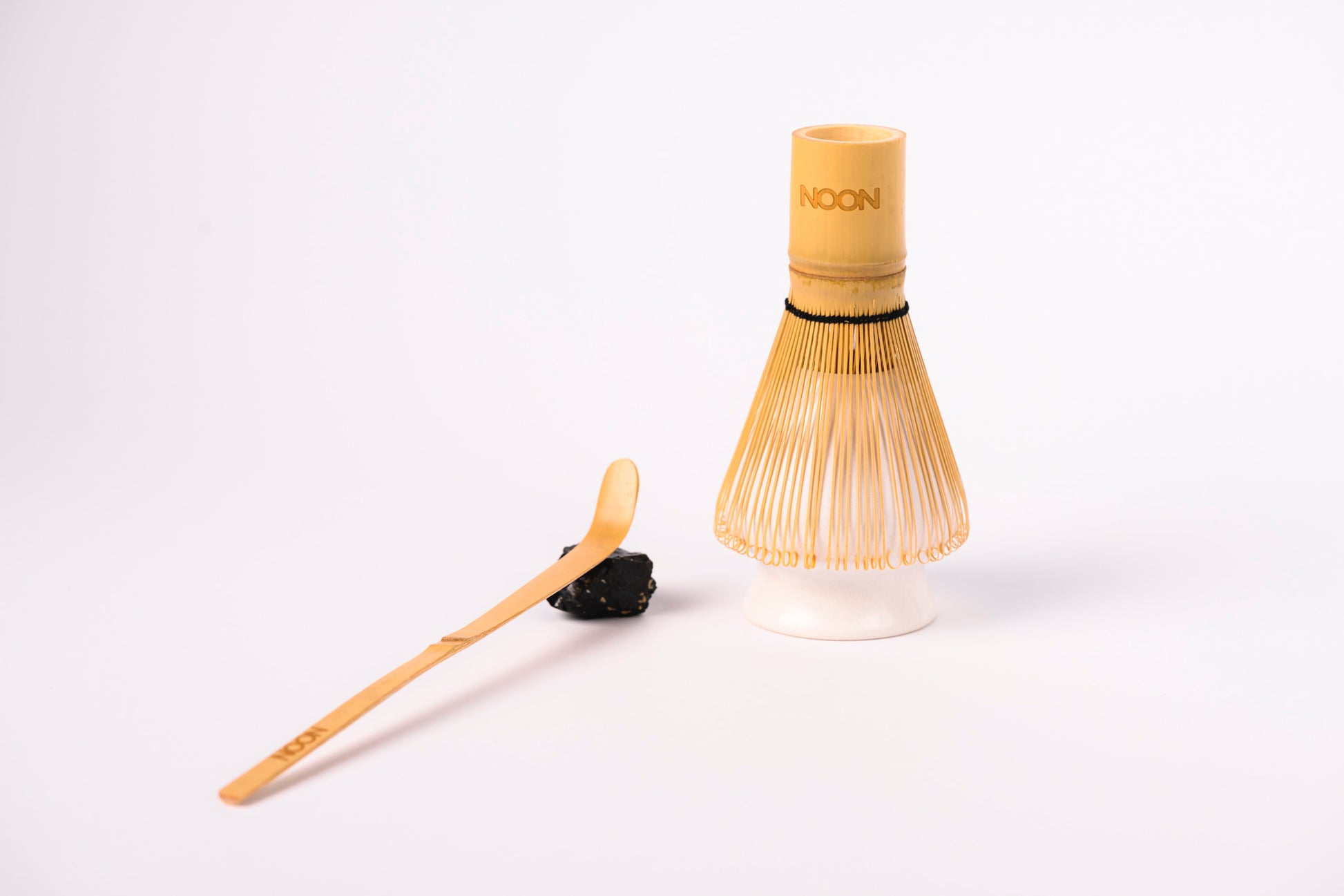 Matča slotiņas komplekts ar turētāju un karotīti uz balta fona